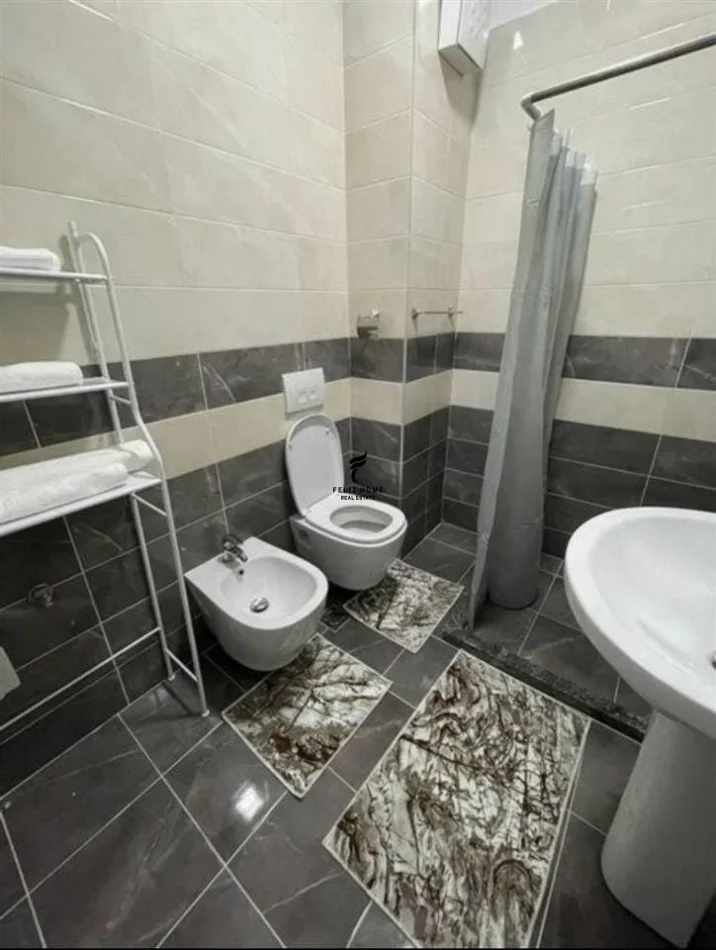 Tirane, jepet me qera apartament 1+1 Kati 5, 60 m² 700 € (KOMUNA E PARISIT)
