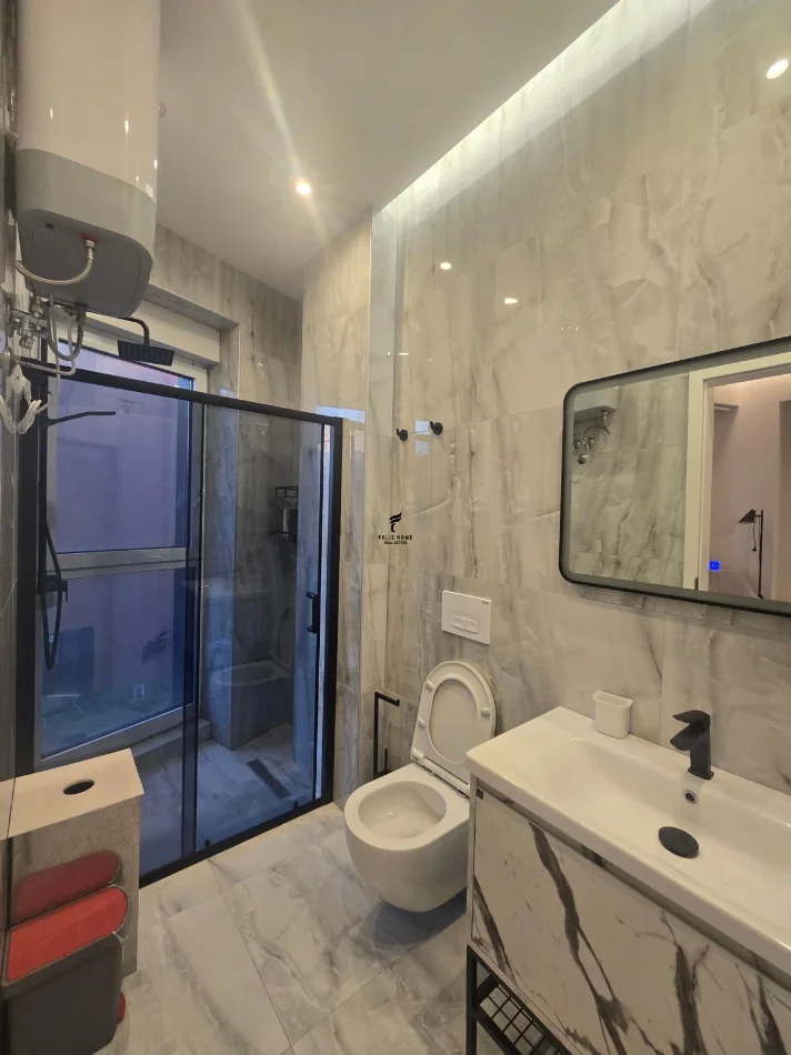Tirane, jepet me qera apartament 2+1 Kati 3, 102 m² 900 € (BULEVARDI I RI)