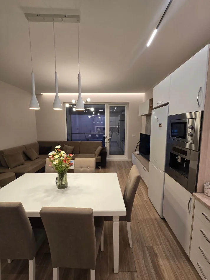 Tirane, jepet me qera apartament 2+1 Kati 3, 102 m² 900 € (BULEVARDI I RI)