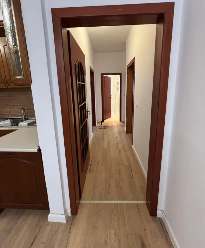 Tirane, jepet me qera apartament 3+1 Kati 3, 150 m² 1.100 € (21 DHJETORI)