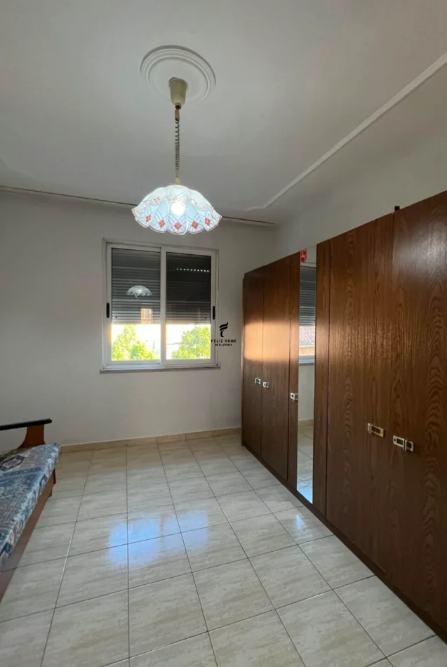 Tirane, jepet me qera apartament 2+1 Kati 4, 85 m² 500 € (PAZARI I RI)