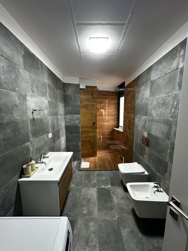 Tirane, jepet me qera apartament 2+1 Kati 4, 130 m² 1.600 € (LIQENI ARTIFICIAL)