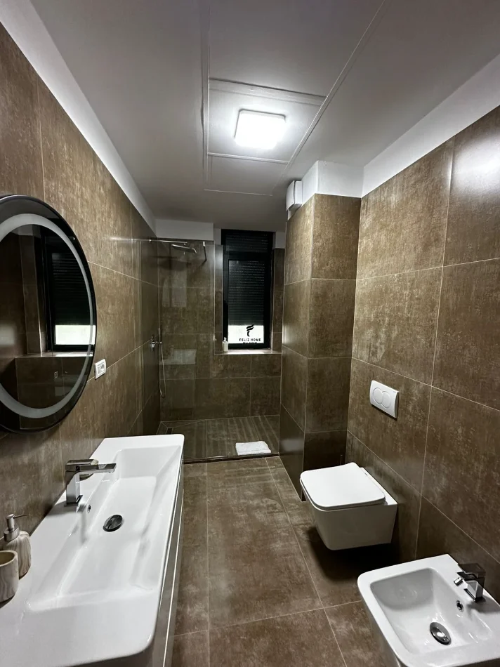 Tirane, jepet me qera apartament 2+1 Kati 4, 130 m² 1.600 € (LIQENI ARTIFICIAL)