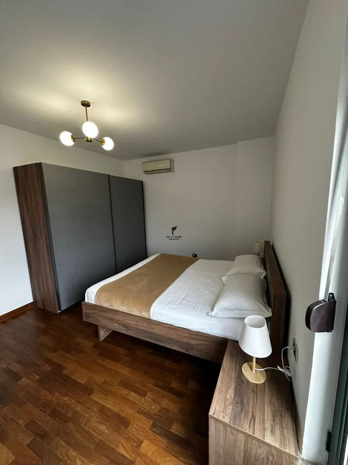 Tirane, jepet me qera apartament 2+1 Kati 4, 130 m² 1.600 € (LIQENI ARTIFICIAL)