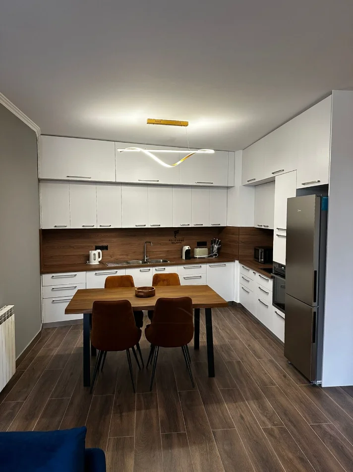 Tirane, jepet me qera apartament 2+1 Kati 4, 130 m² 1.600 € (LIQENI ARTIFICIAL)