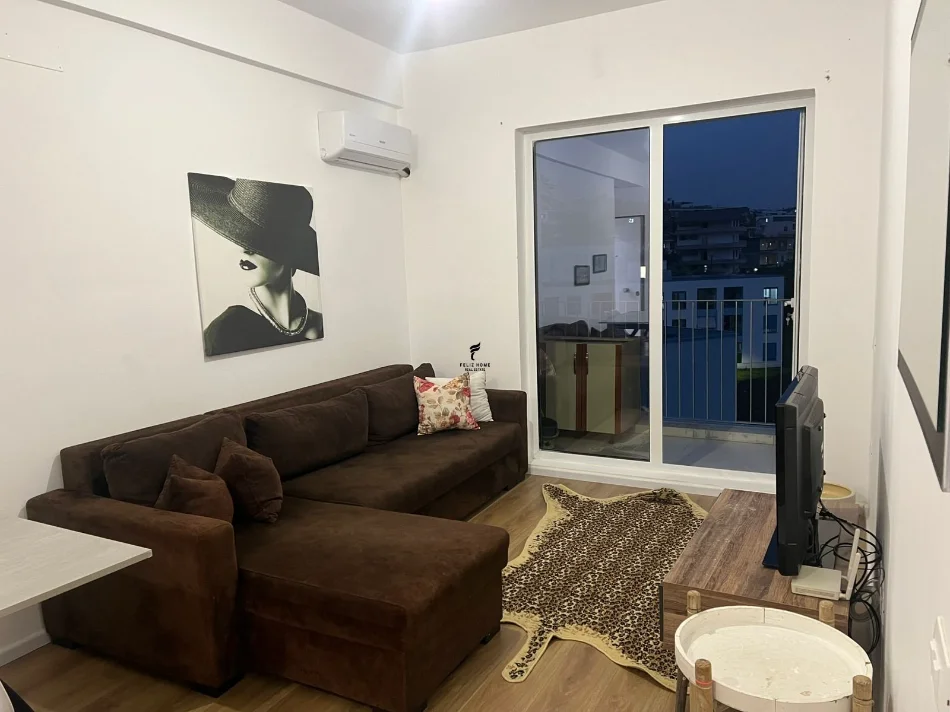 Tirane, jepet me qera apartament 1+1 Kati 3, 65 m² 400 € (FRESKU)