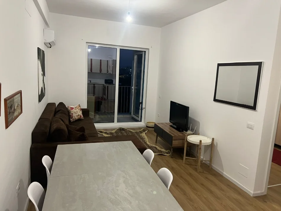 Tirane, jepet me qera apartament 1+1 Kati 3, 65 m² 400 € (FRESKU)