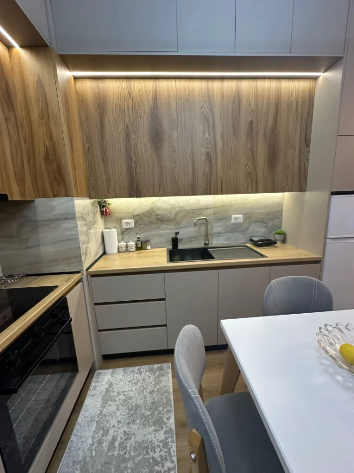 Tirane, jepet me qera apartament 1+1 Kati 6, 65 m² 450 € (ALI DEMI)