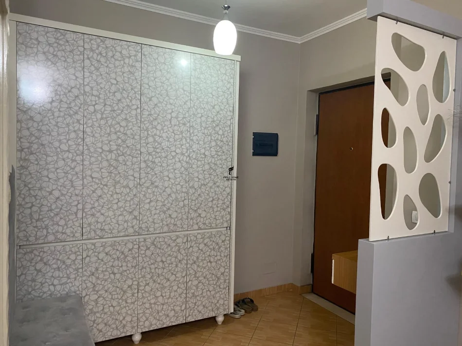 Tirane, jepet me qera apartament 2+1 Kati 8, 90 m² 650 € (PALLATI ME SHIGJETA)