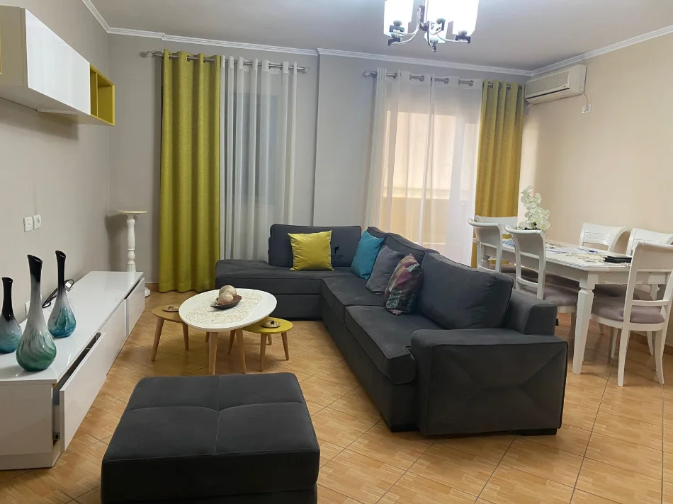 Tirane, jepet me qera apartament 2+1 Kati 8, 90 m² 650 € (PALLATI ME SHIGJETA)