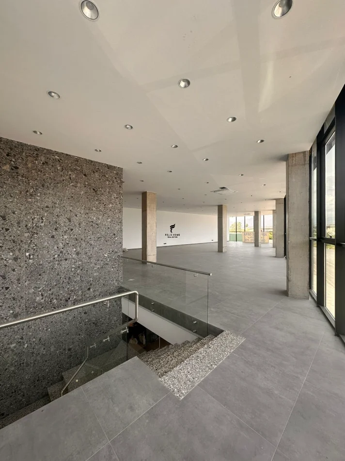 Tirane, jepet me qera magazine Kati 1, 260 m² 2.000 € (VORE)