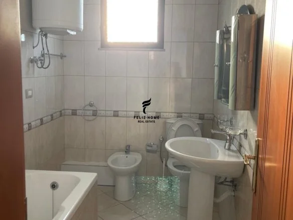 Tirane, jepet me qera apartament 2+1+Ballkon Kati 2, 100 m² 400 € (SELITE)
