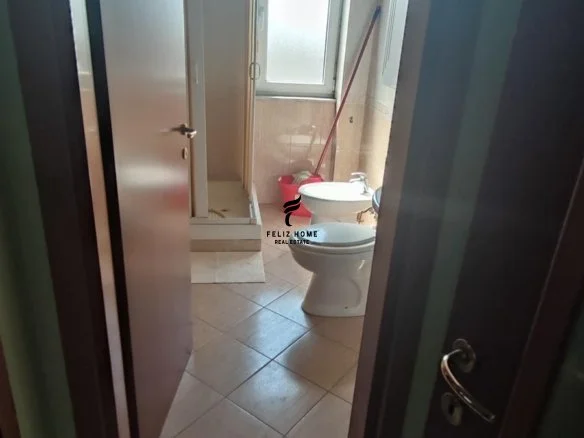 Tirane, jepet me qera apartament 1+1+Ballkon Kati 5, 70 m² 400 € (BRRYLI)