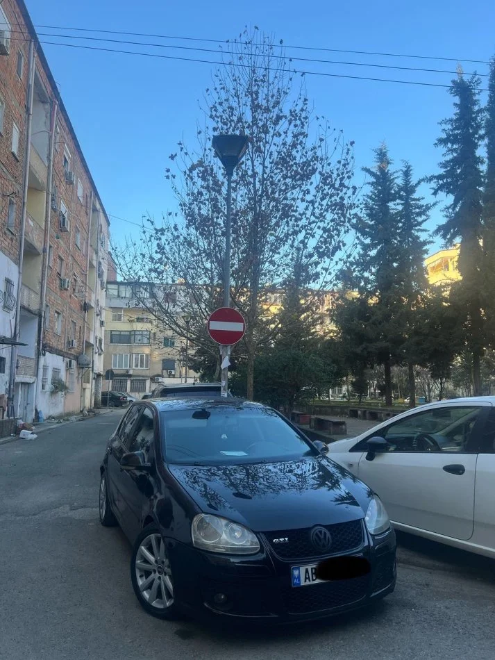 Tirane, shitet makine GOLF 5 Nafte, e zeze manuale Kondicioner 3.999 €