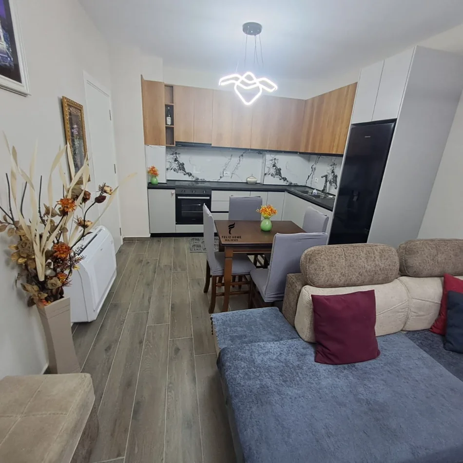 Tirane, jepet me qera apartament 1+1 Kati 2, 70 m² 550 € (VARRI I BAMIT)