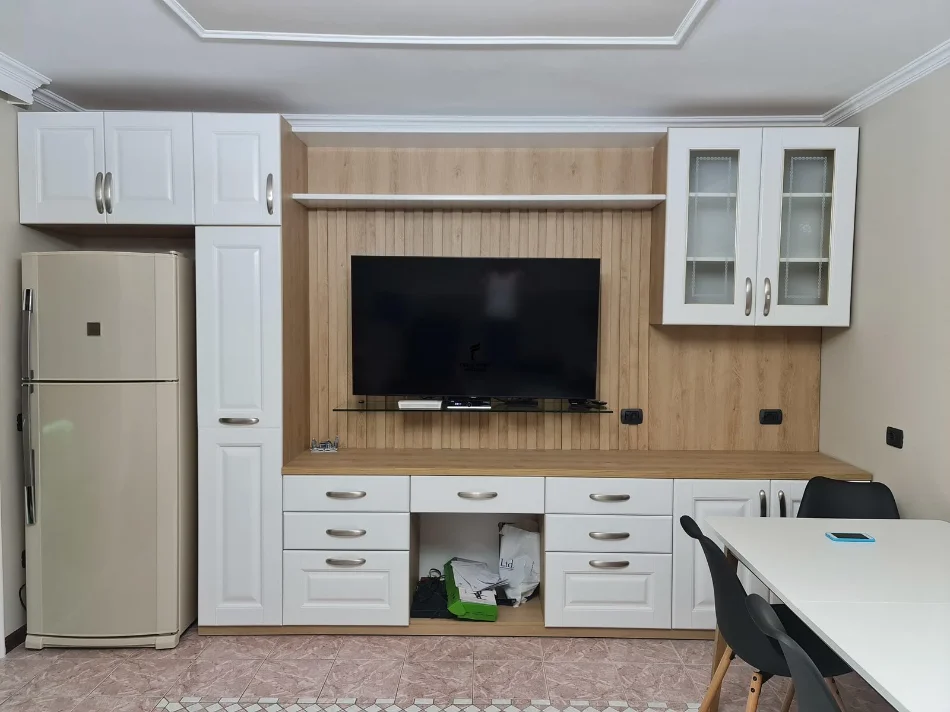 Tirane, jepet me qera apartament 3+1 Kati 4, 125 m² 750 € (LIQENI ARTIFICIAL)