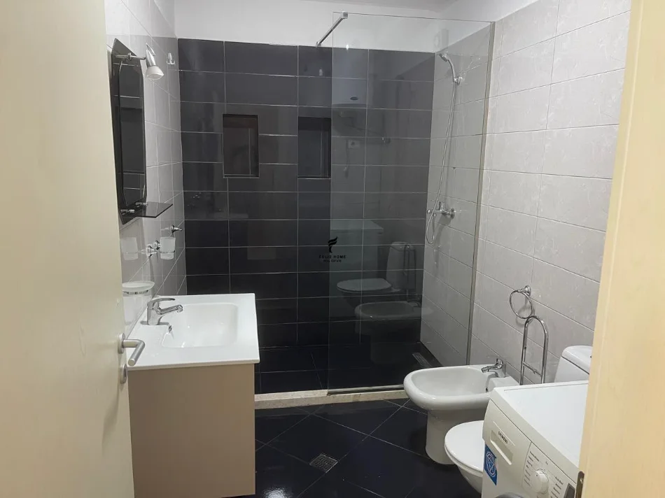 Tirane, jepet me qera apartament 1+1 Kati 4, 67 m² 600 € (BULEVARDI ZOGU I PARE)