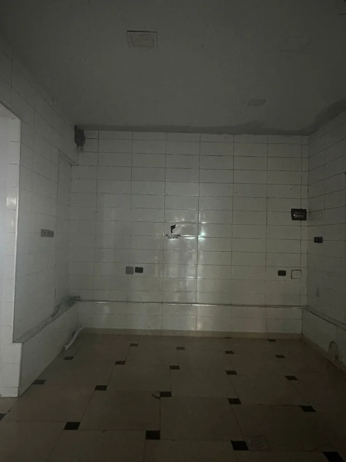 Tirane, jepet me qera dyqan Kati 0, 75 m² 1.100 € (RRUGA E KAVAJES)