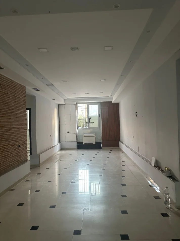 Tirane, jepet me qera dyqan Kati 0, 75 m² 1.100 € (RRUGA E KAVAJES)