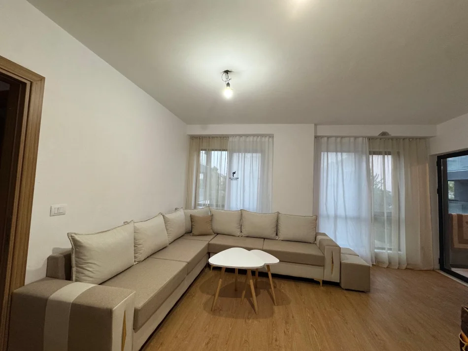 Tirane, jepet me qera apartament 3+1 Kati 1, 110 m² 500 € (5 MAJI)