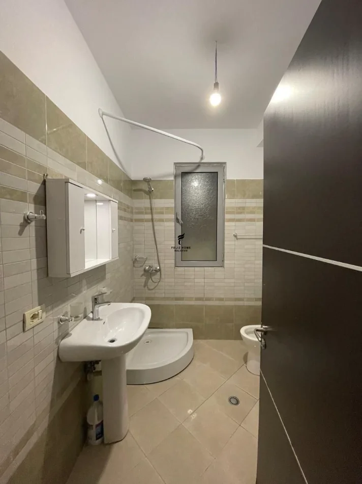 Tirane, jepet me qera apartament 2+1 Kati 3, 90 m² 450 € (FRESKU)