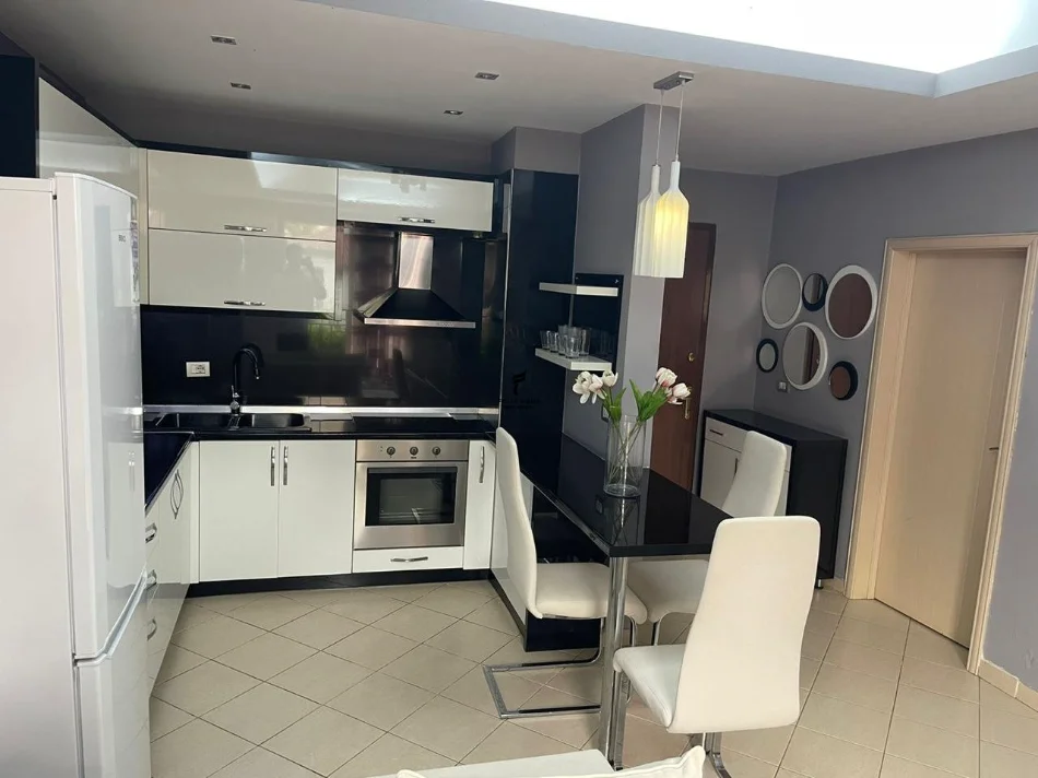 Tirane, jepet me qera apartament 1+1 Kati 2, 65 m² 500 € (KOMUNA E PARISIT)