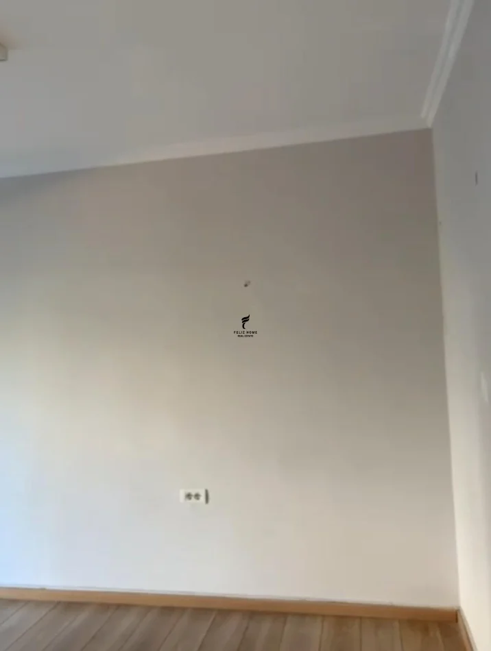 Tirane, jepet me qera zyre Kati 1, 60 m² 650 € (URA E NISHARAKUT)