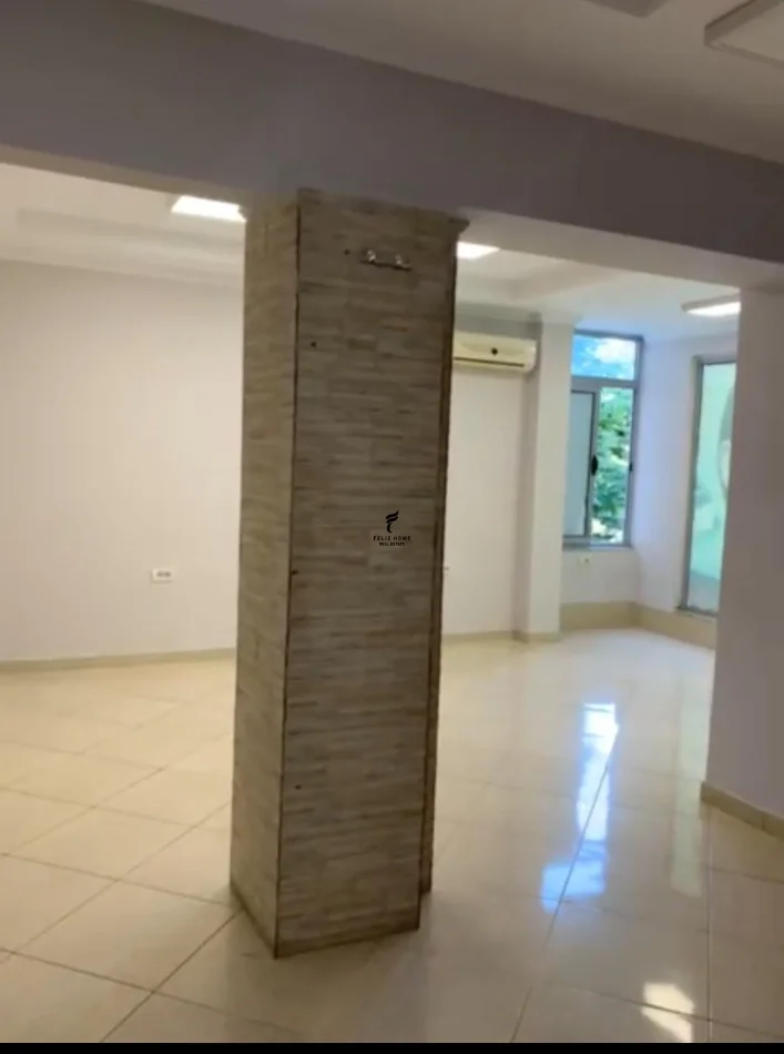 Tirane, jepet me qera zyre Kati 1, 60 m² 650 € (URA E NISHARAKUT)