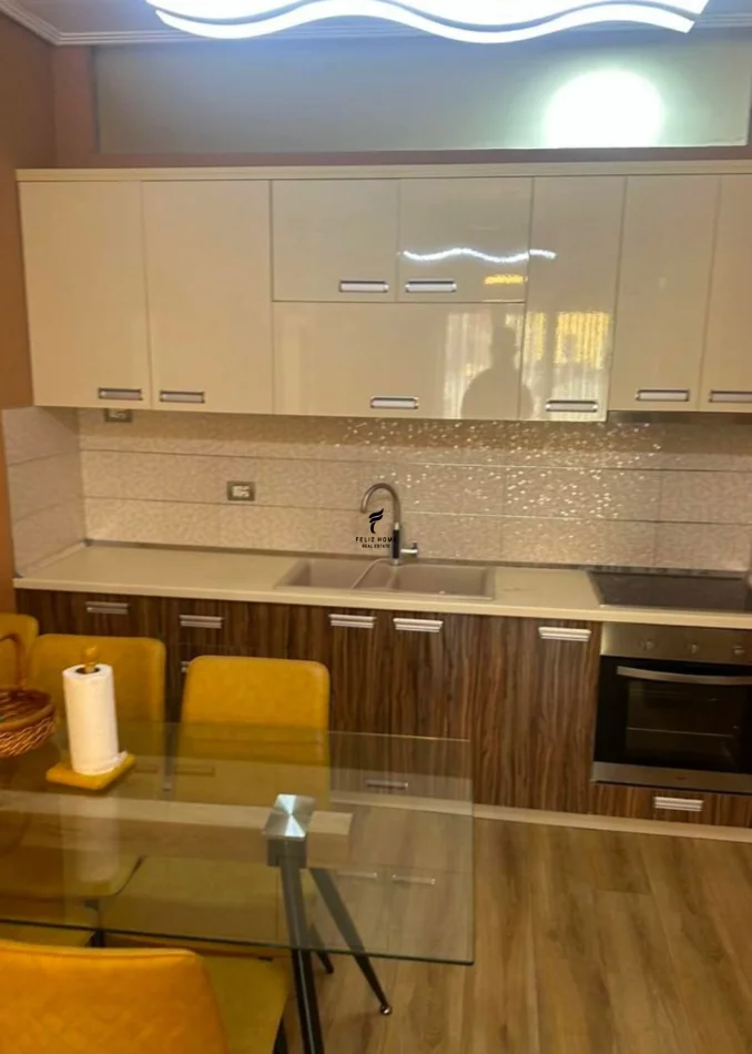Tirane, jepet me qera apartament 2+1 Kati 4, 87 m² 700 € (LIQENI ARTIFICIAL)