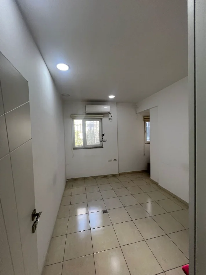 Tirane, jepet me qera zyre Kati 1, 90 m² 800 € (RRUGA E KAVAJES)