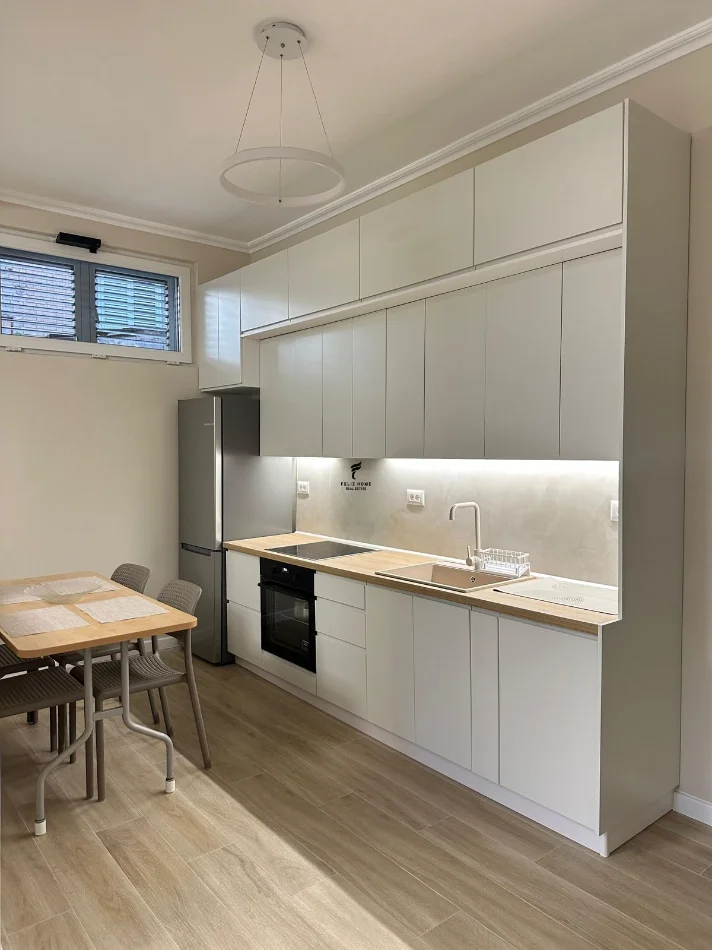 Tirane, jepet me qera apartament 1+1 Kati 1, 70 m² 550 € (OXHAKU)