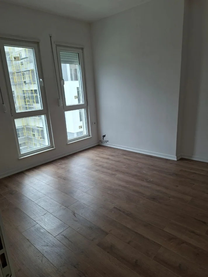 Tirane, jepet me qera zyre Kati 5, 72 m² 400 € (UNIVERS CITY)