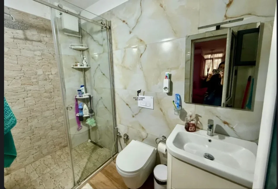 Tirane, jepet me qera apartament 2+1 Kati 2, 100 m² 1.000 € (KOMUNA E PARISIT)