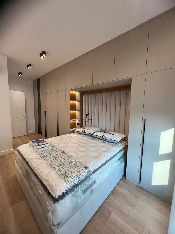Tirane, jepet me qera apartament 2+1 Kati 1, 87 m² 1.000 € (PORCELAN)