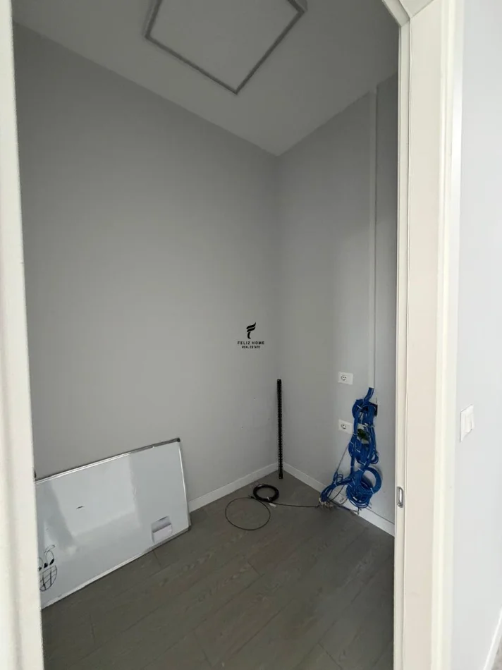 Tirane, jepet me qera zyre Kati 1, 404 m² 5.200 € (PAZARI I RI)