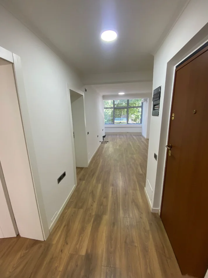 Tirane, jepet me qera zyre Kati 1, 80 m² 800 € (RRUGA E KAVAJES)
