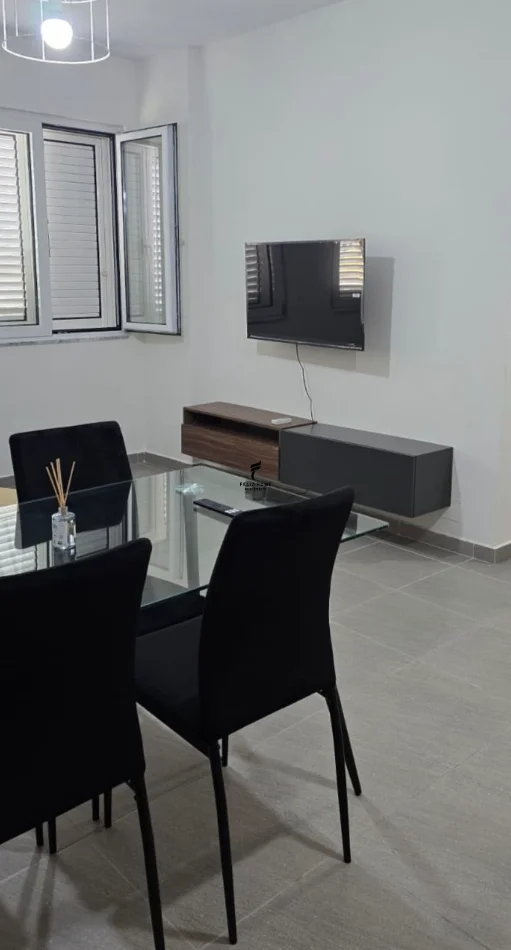 Tirane, jepet me qera apartament 1+1 Kati 4, 65 m² 550 € (KOMUNA E PARISIT)