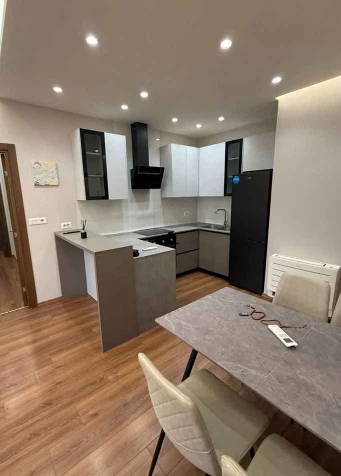 Tirane, jepet me qera apartament 2+1 Kati 2, 111 m² 700 € (RRUGA E DIBRES)