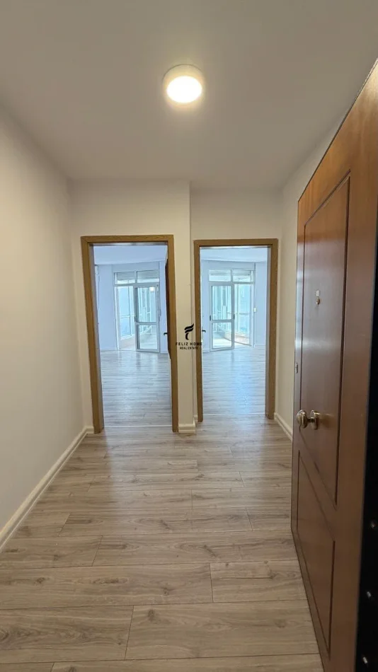 Tirane, jepet me qera zyre Kati 3, 130 m² 800 € (ISH EKSPOZITA)