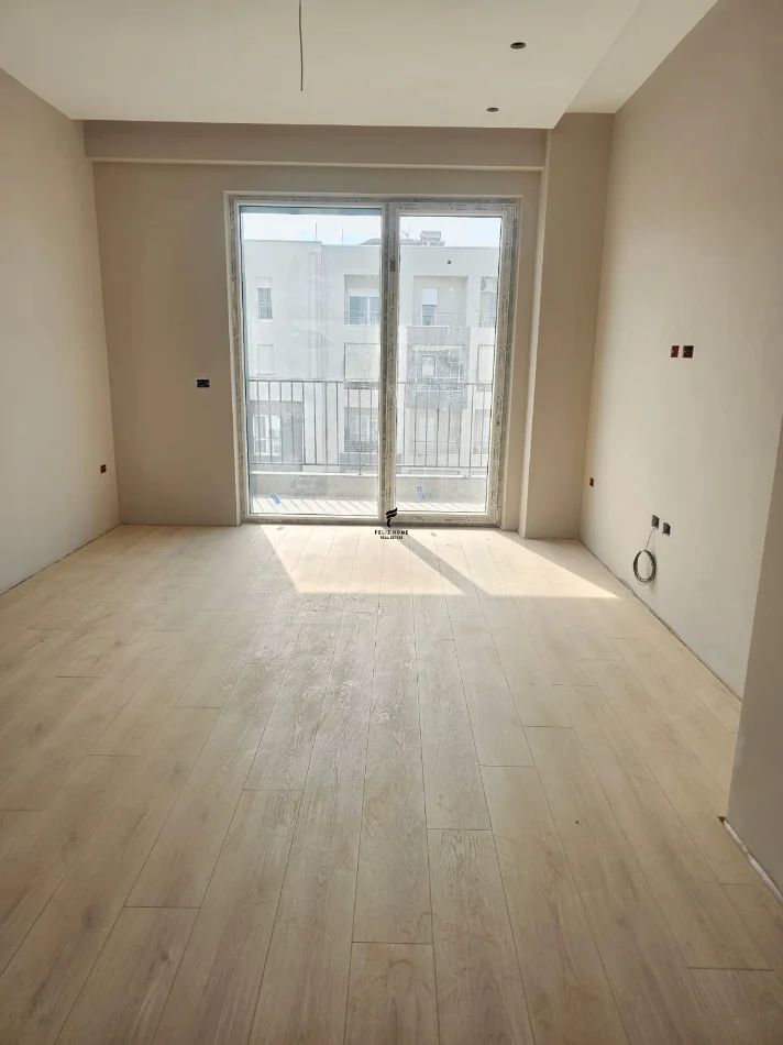 Tirane, jepet me qera zyre Kati 7, 86 m² 800 € (KOMUNA E PARISIT)