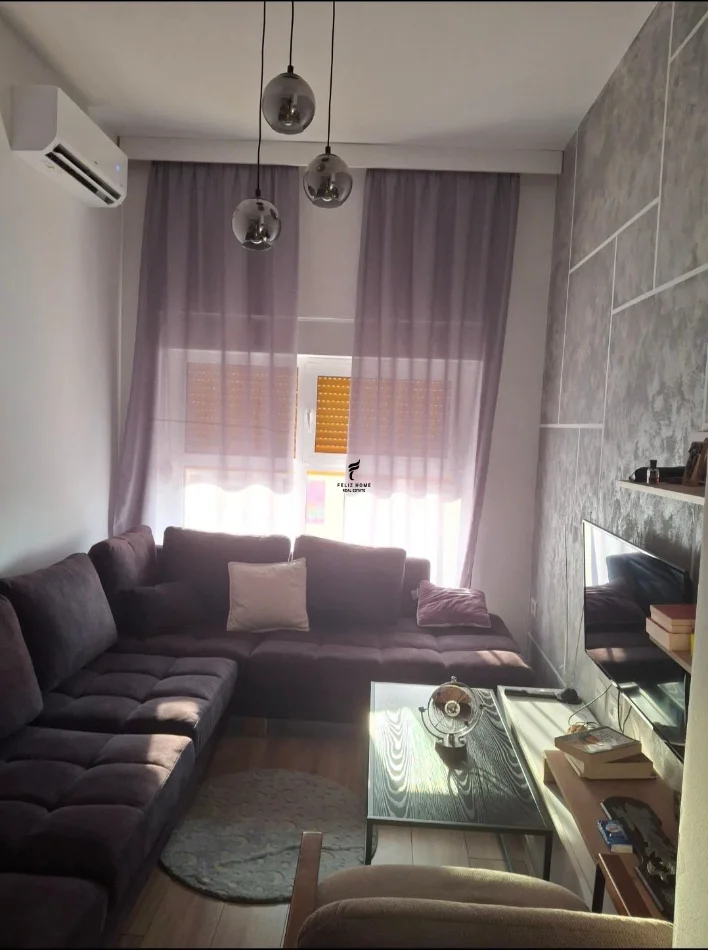 Tirane, jepet me qera apartament 1+1 Kati 8, 70 m² 500 € (ALI DEMI)