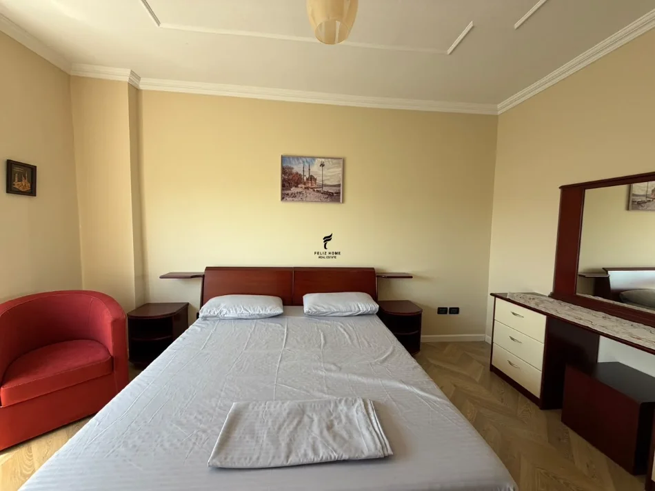 Tirane, jepet me qera apartament 4+1 Kati 8, 150 m² 1.300 € (ISH EKSPOZITA)