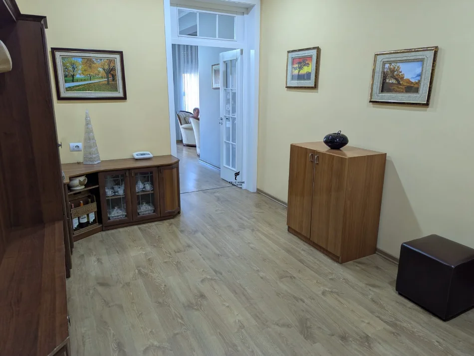 Tirane, jepet me qera apartament 3+1 Kati 3, 150 m² 1.500 € (RRUGA E DIBRES)