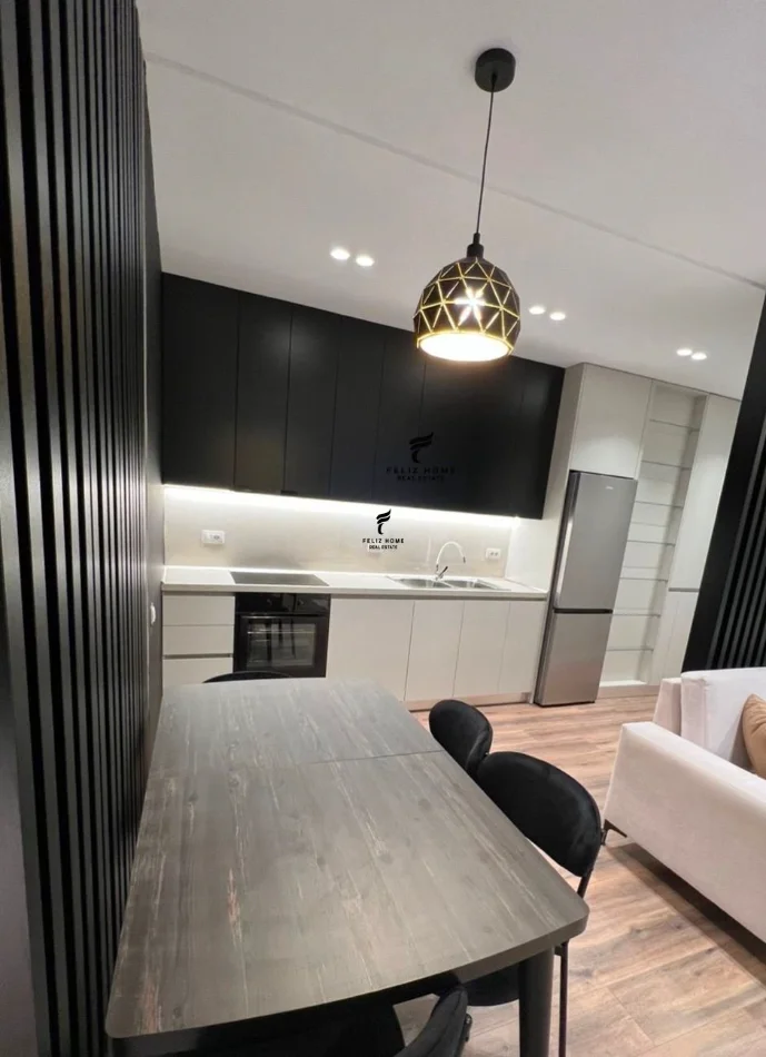 Tirane, jepet me qera apartament 2+1 Kati 7, 84 m² 700 € (ISH FUSHA E AVIACIONIT)