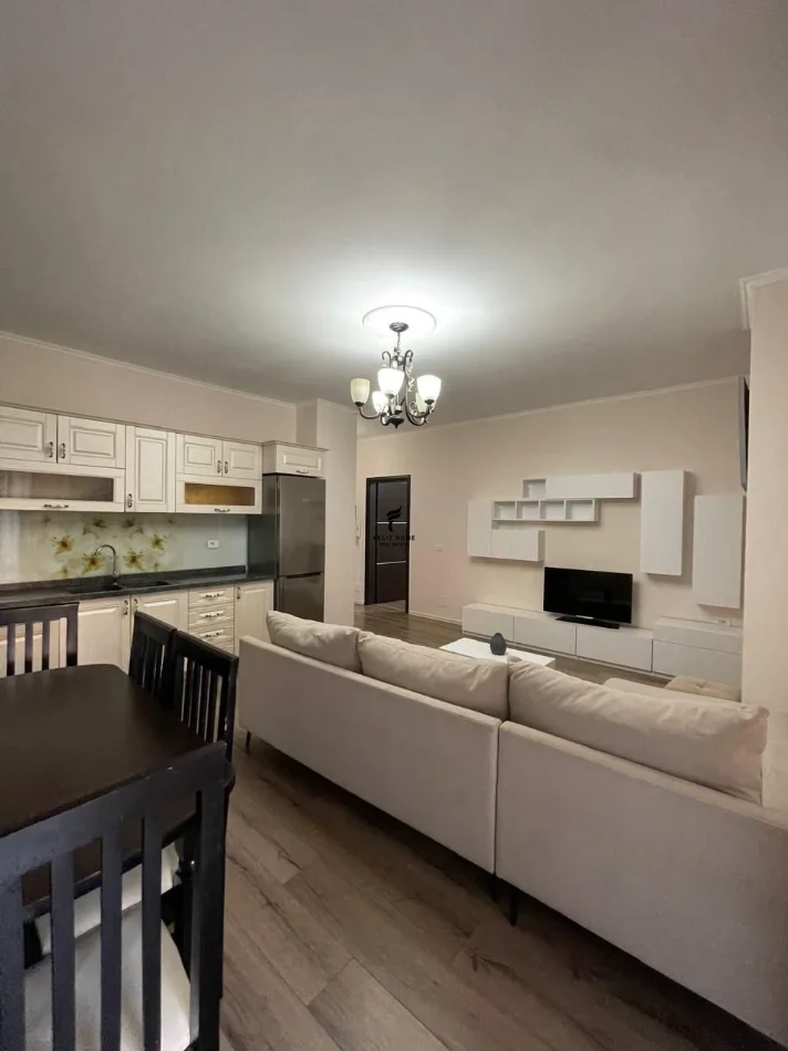 Tirane, jepet me qera apartament 2+1 Kati 3, 90 m² 450 € (FRESKU)