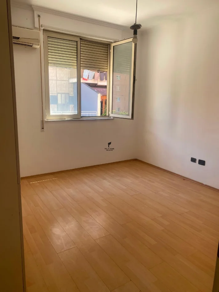 Tirane, jepet me qera zyre Kati 3, 93 m² 700 € (PAZARI I RI)