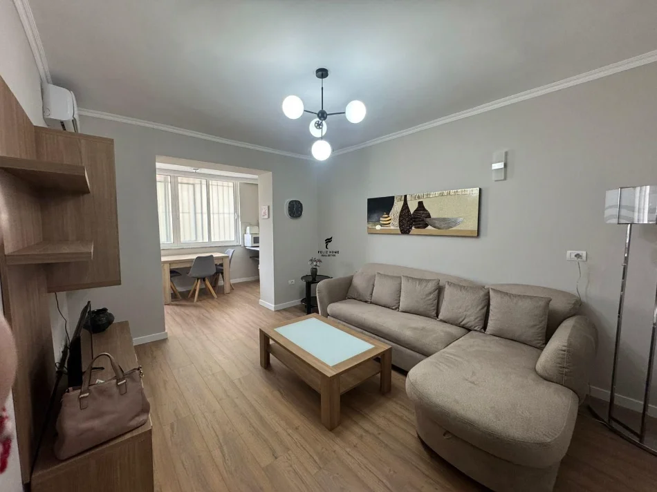 Tirane, jepet me qera apartament 2+1 Kati 1, 75 m² 800 € (BLLOKU)