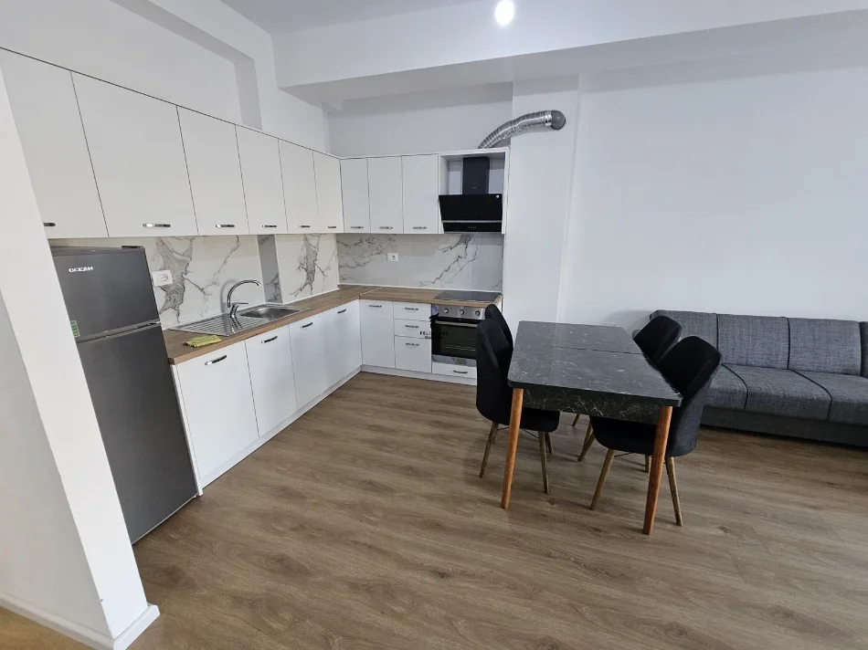 Tirane, jepet me qera apartament 1+1 Kati 5, 70 m² 400 € (ALI DEMI)