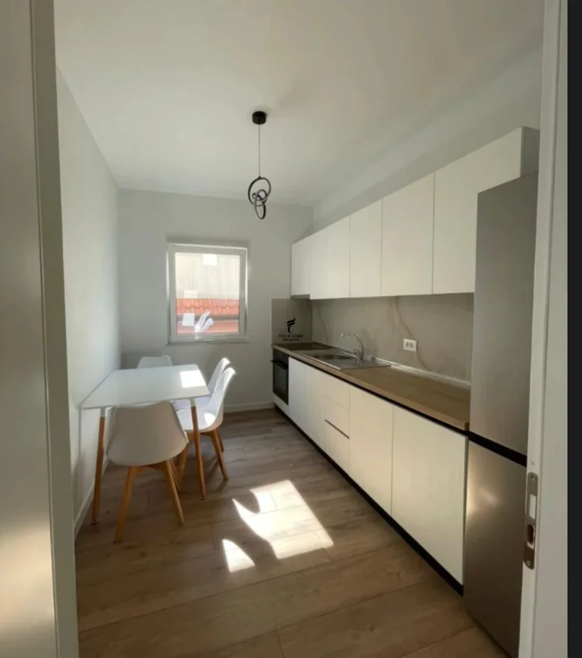 Tirane, jepet me qera apartament 1+1 Kati 4, 60 m² 500 € (ISH PARKU)