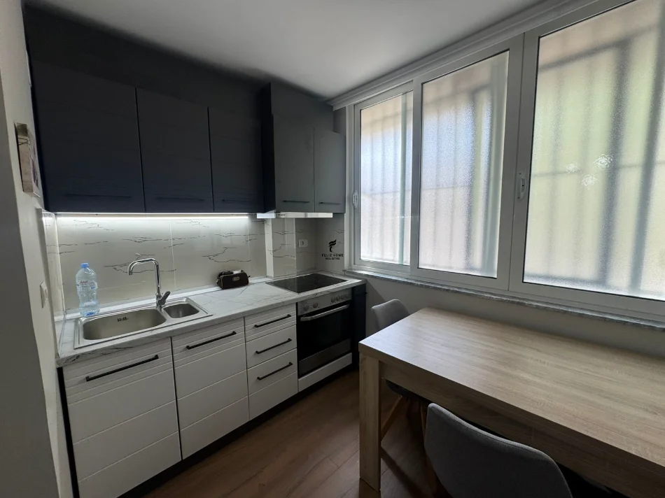 Tirane, jepet me qera apartament 1+1 Kati 1, 100 m² 900 € (BLLOKU)